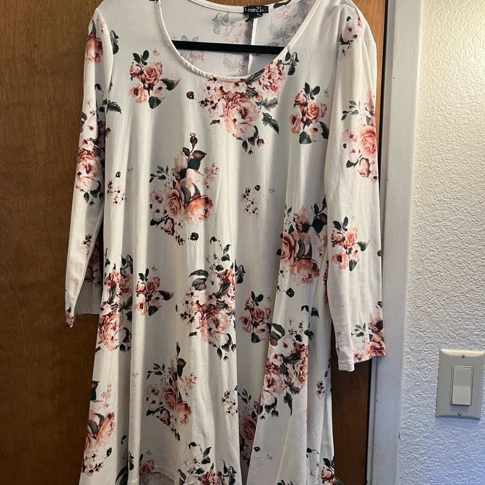 Rue21 Gray and White Casual 3/4 Sleeve Sundress